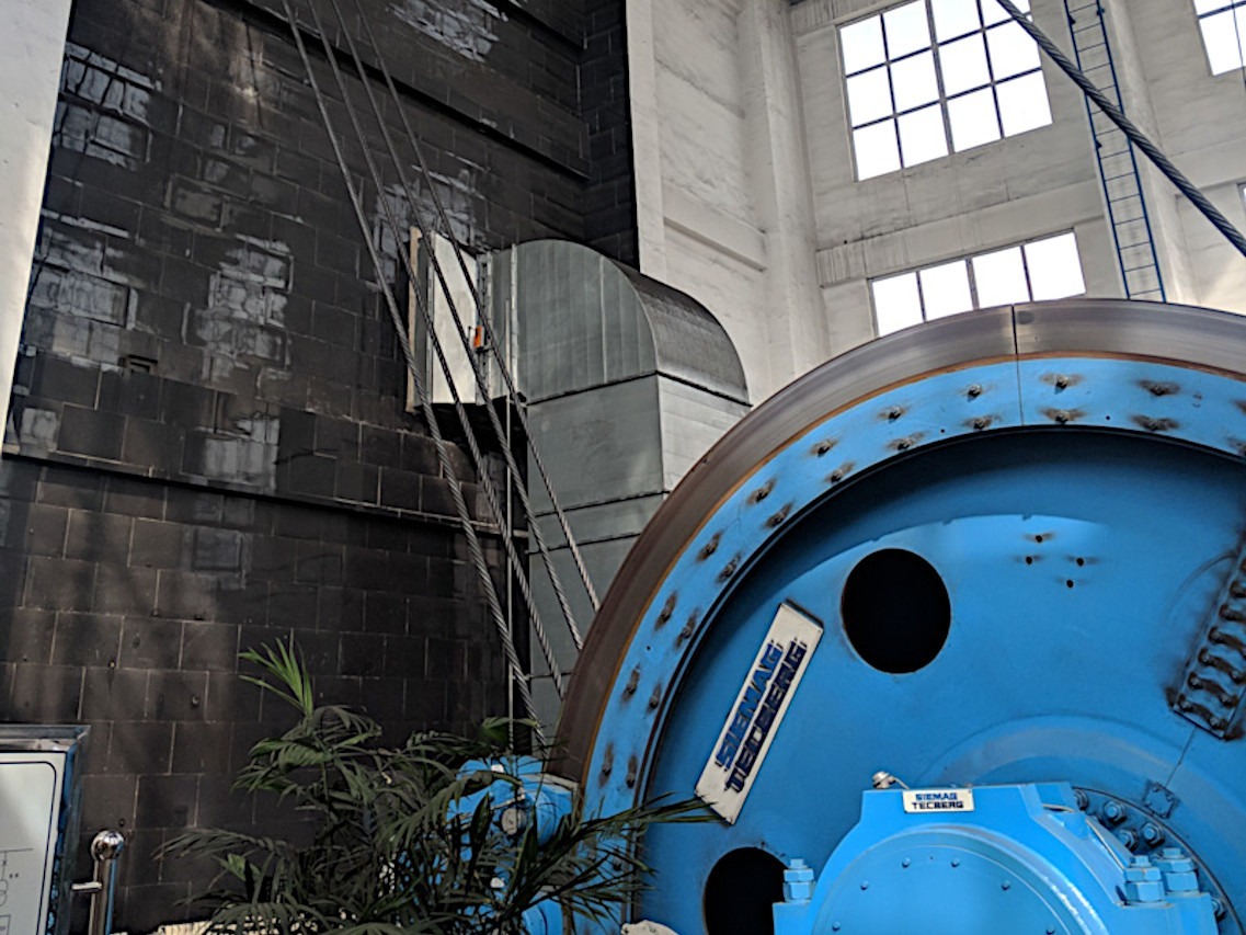 Shaft hoisting system