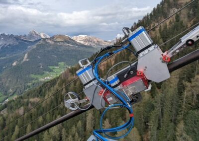 Seilprüfgerät U58 mit Pneukatik vor Berg-Kulisse