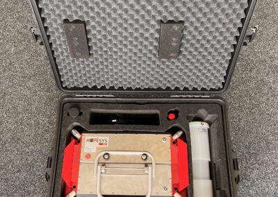 ROPESYS Seilprüfgerät R83 im IATA DGR 953 Case geöffnet.
