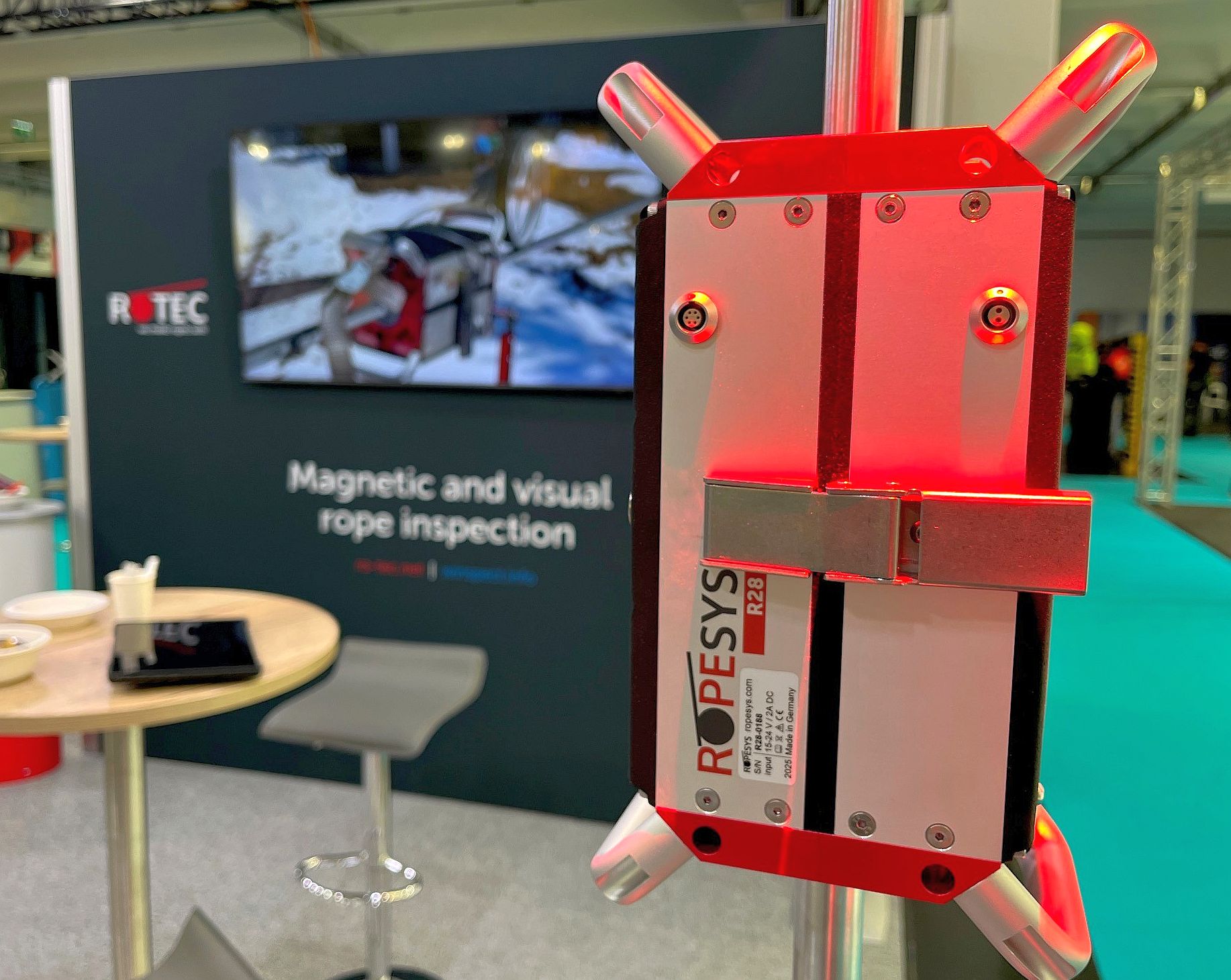 Messe Interalpin 2025 Seilprüfgerät R28 am Stand ROTEC Messestand auf der Interalpin 2025 mit dem ROPESYS Seilprüfgerät R28