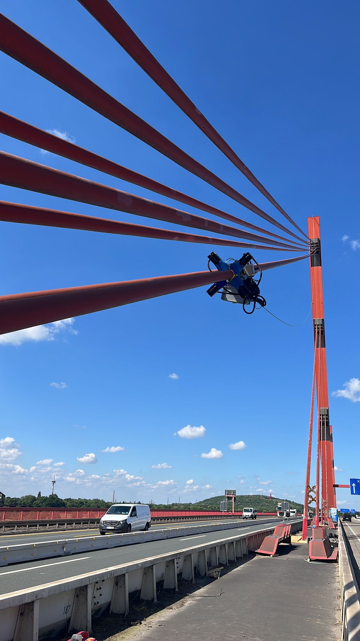 Seilprüfung Rheinbrücke Duisburg. Das magnetische Seilprüfgerät im Einsatz auf der Rheinbrücke Duisburg Baerl.