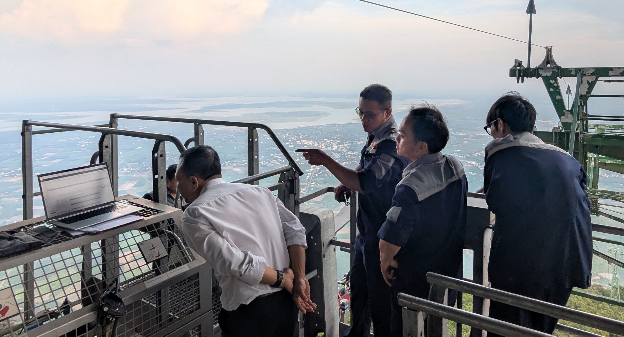 BaDen-Seilinspektion in Vietnam – mobile Auswertung vor Ort Seilinspektion in Vietnam – Team analysiert Messdaten mit Laptop direkt auf der Seilbahnstation