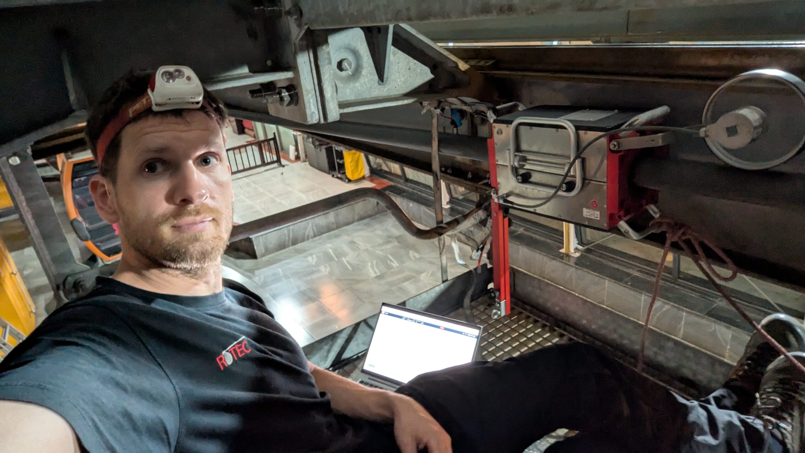 Bana-Seilinspektion in Vietnam mit dem ROPESYS R28 Seilinspektion in Vietnam – Lars mit ROPESYS R28 bei nächtlicher Seilprüfung auf der Station