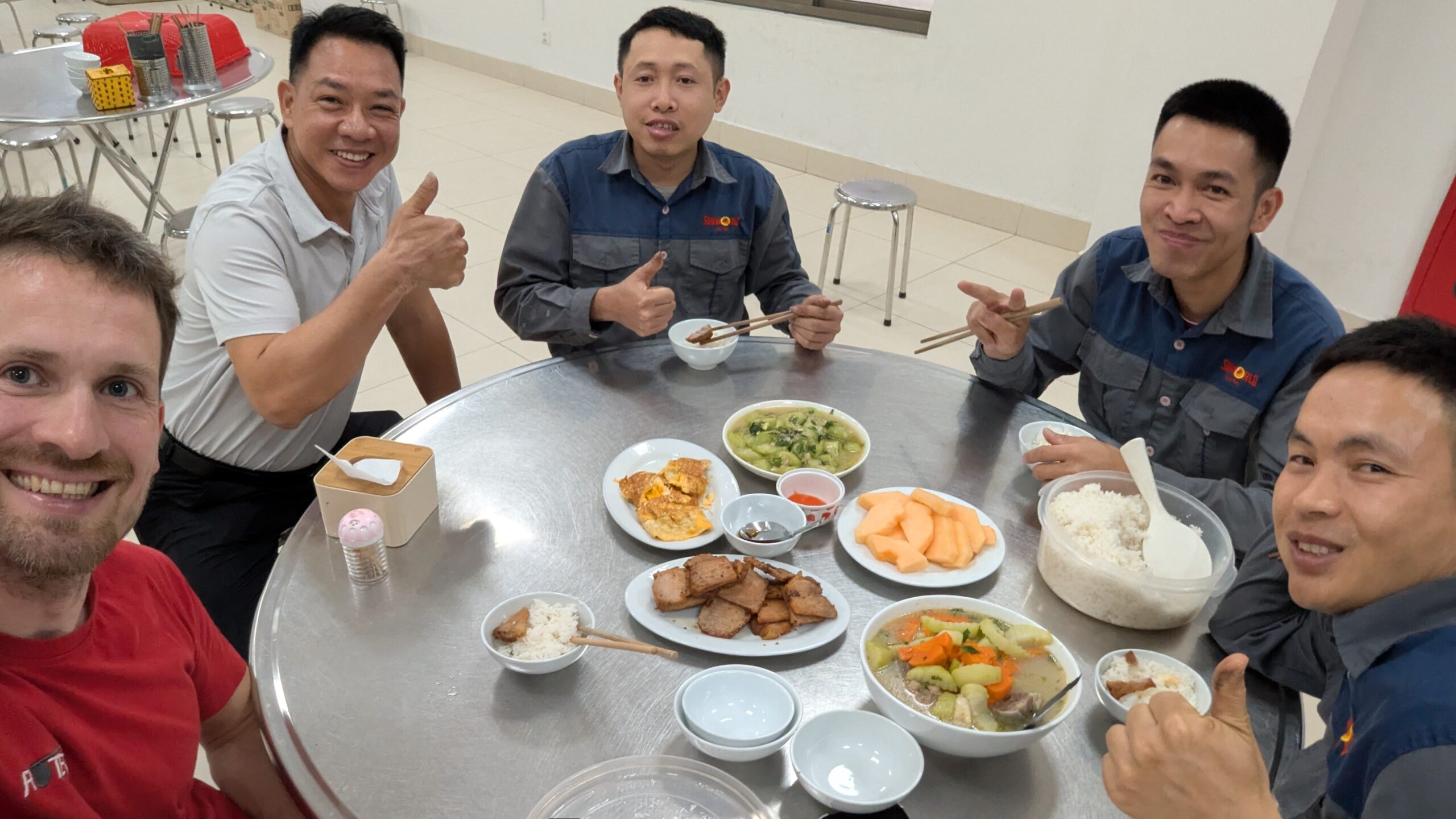 CatBa-Seilinspektion in Vietnam mit kulinarischer Pause Seilinspektion in Vietnam – landestypisches Mittagessen nach erfolgreichem Einsatz