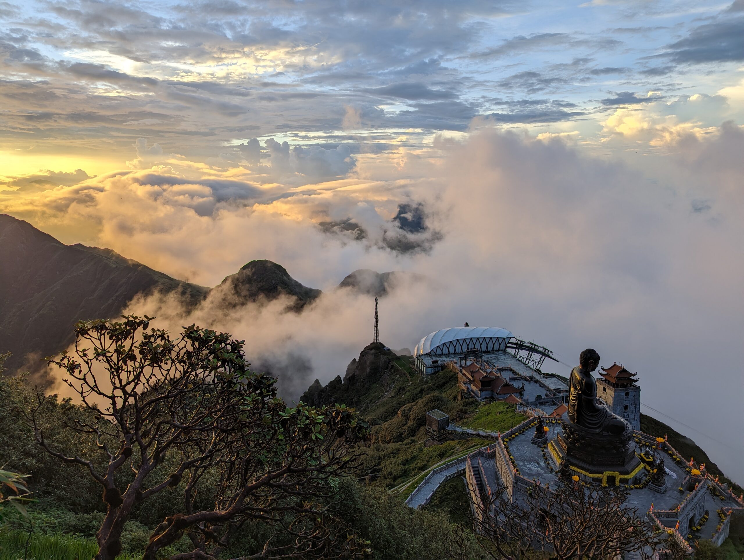 Sapa--SSeilinspektion in Vietnam bei spektakulärer Bergkulisse Seilinspektion in Vietnam – Sonnenuntergang in den Bergen mit Tempelblick über den Wolken