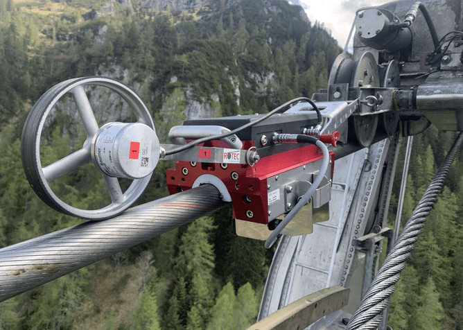 R 28 - Seilprüfung Zipline Alpspitzbahn ROPESYS R28 bei der Seilprüfung an der Zipline Alpspitzbahn in luftiger Höhe