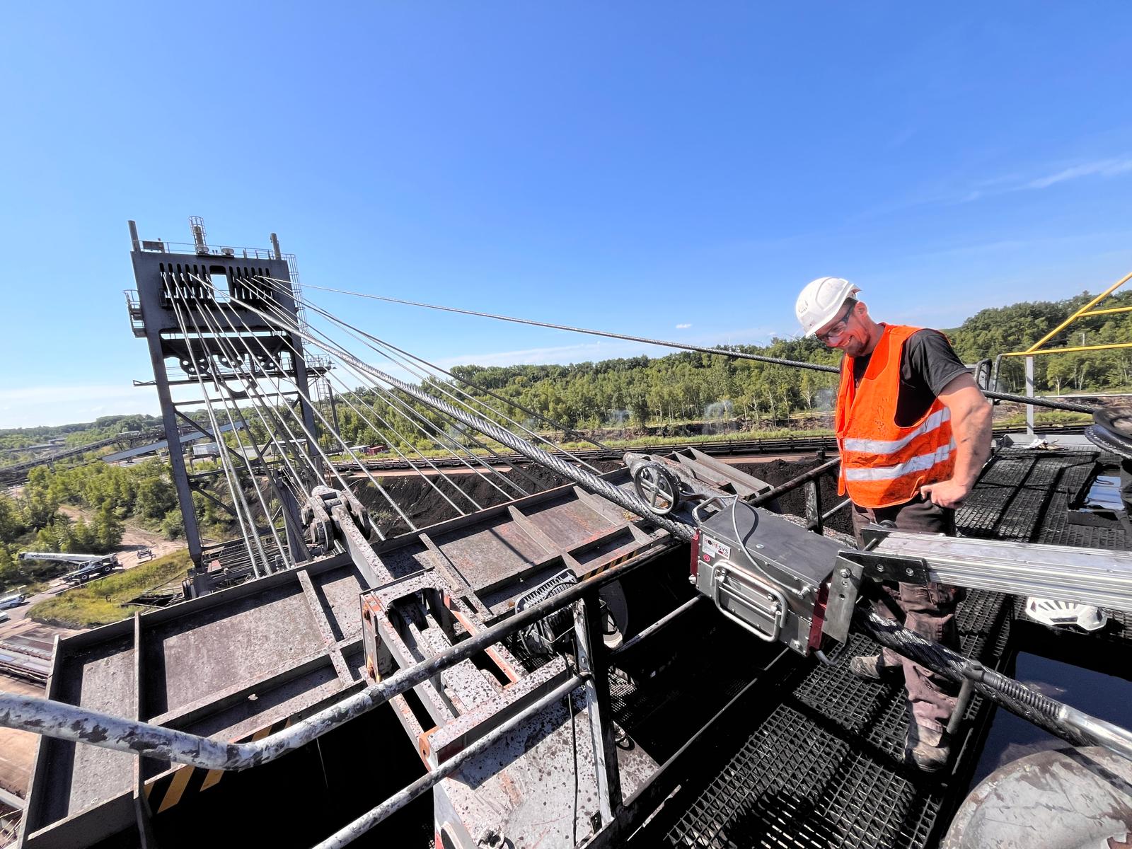 ROPESYS Seilprüfgerät im Einsatz ROPESYS Seilprüfgerät beim Prüfen des Stahlseils im Tagebau Hambach
