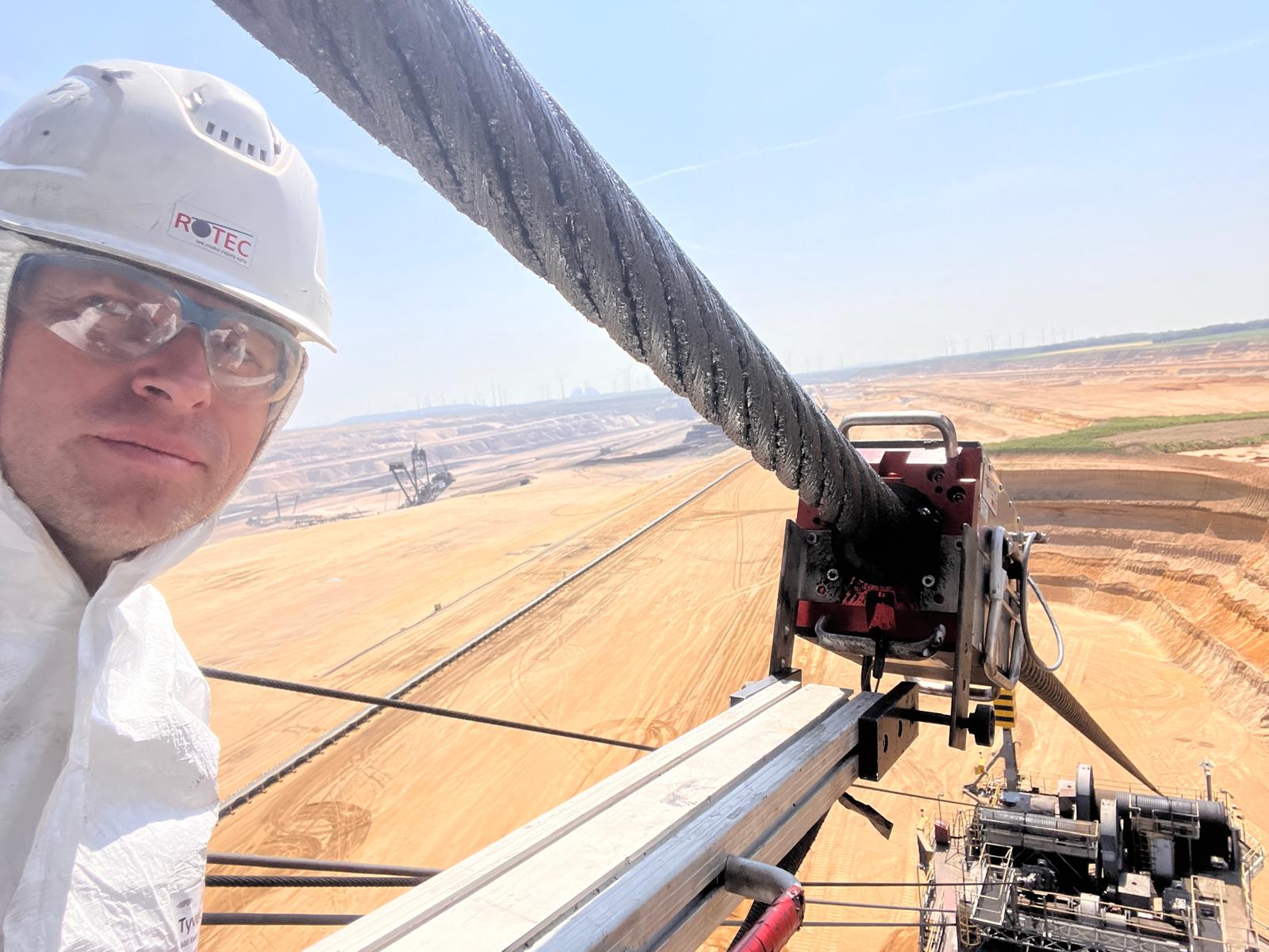 Seilprüfung im Tagebau Hambach mit Dr. Martin Wehr Dr. Martin Wehr führt Seilprüfung im Tagebau Hambach mit ROPESYS Gerät durch.