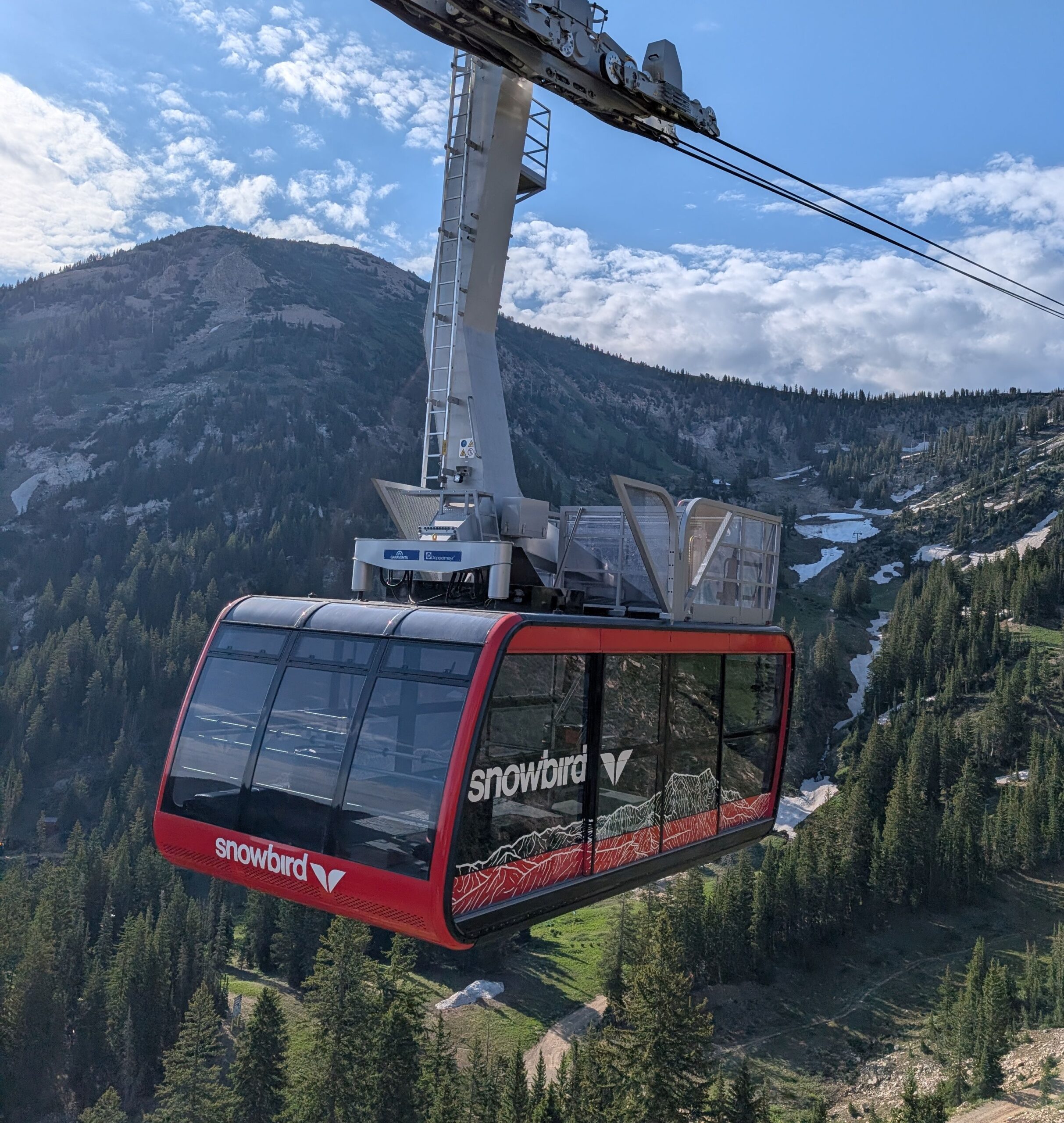 Snowbird-Seilbahn in Utah bei der ROPESYS-Prüfung Seilbahnprüfung in Snowbird, Utah mit ROPESYS-Gerät – rote Gondel über dem Tal im Einsatz