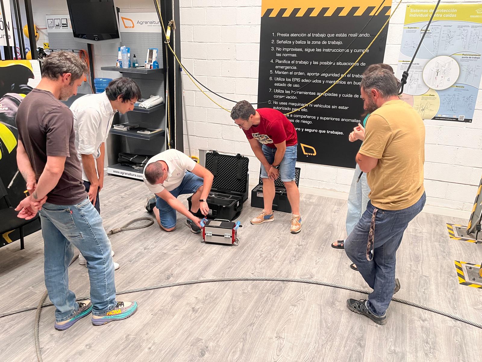 Praxistest des Prüfgeräts durch Schulungsteilnehmer. Techniker testet ROPESYS Seilprüfgerät R58 unter Anleitung während der Schulung.