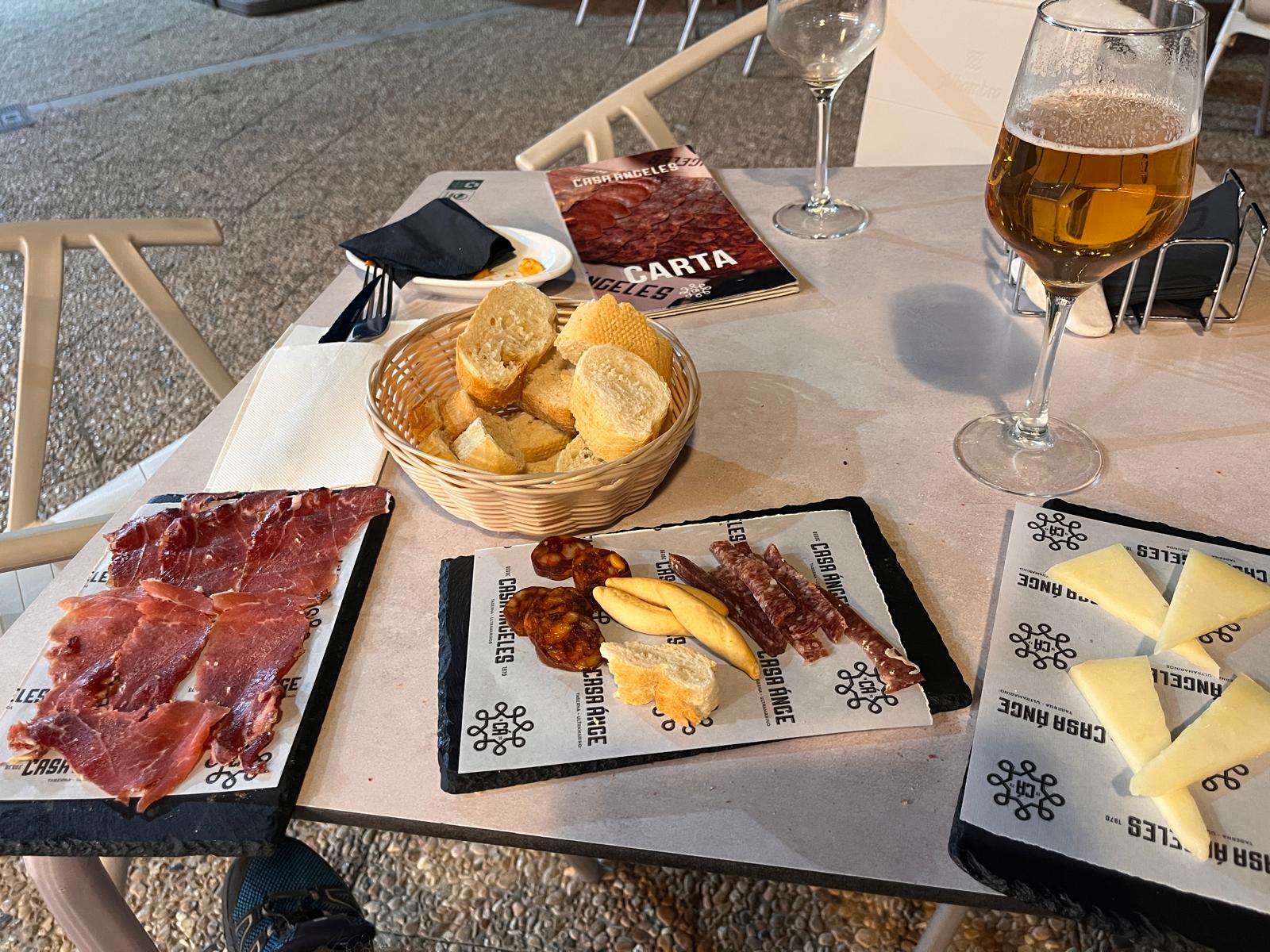 Spanisches Vesper mit Wein und Spezialitäten. Traditionelle spanische Brotzeit mit regionalen Spezialitäten.