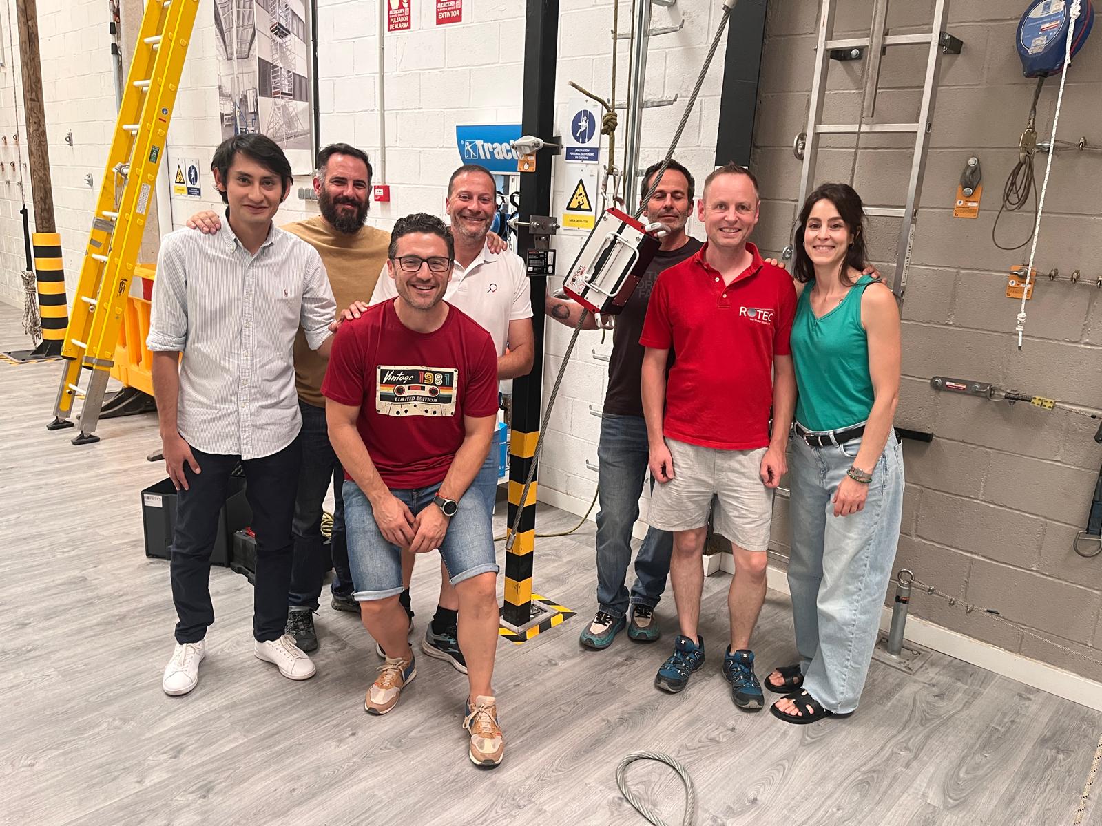 Teilnehmer der Produktschulung mit Prüfgerät R58. Querformat-Gruppenbild mit ROPESYS R58 bei Anwenderschulung in Granada.