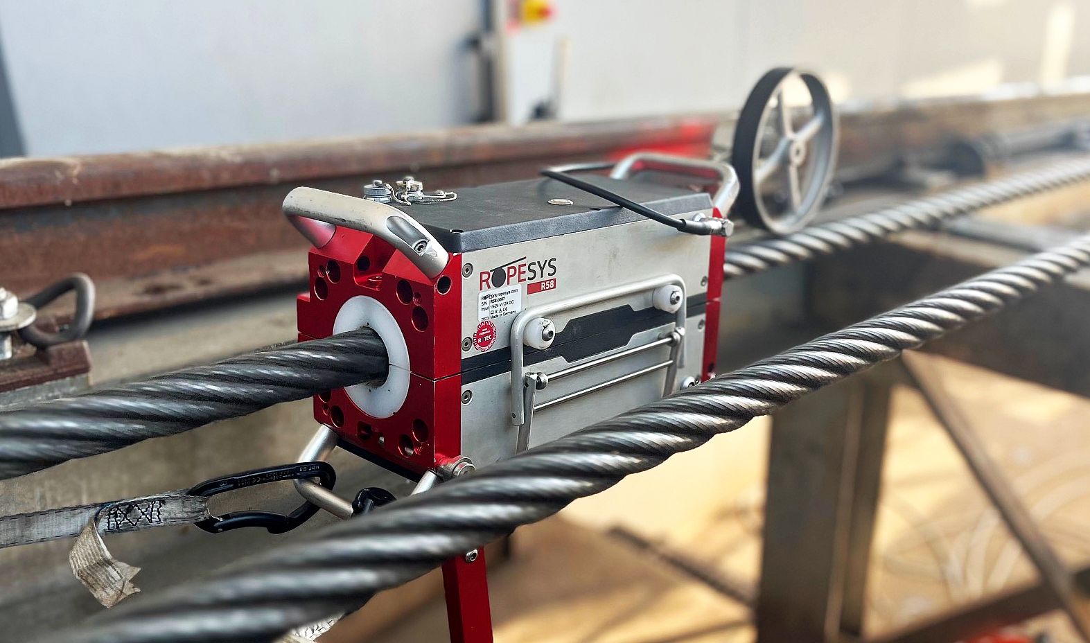 ROPESYS Prüfgerät während der Anwendung direkt am Drahtseil