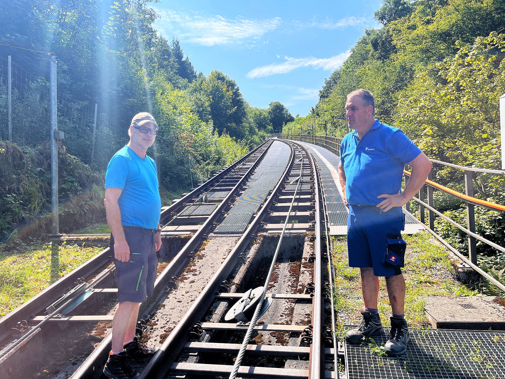 Mitarbeiter der Bergbahn Künzelsau bei Wartungsarbeiten an den Gleisen im Wald