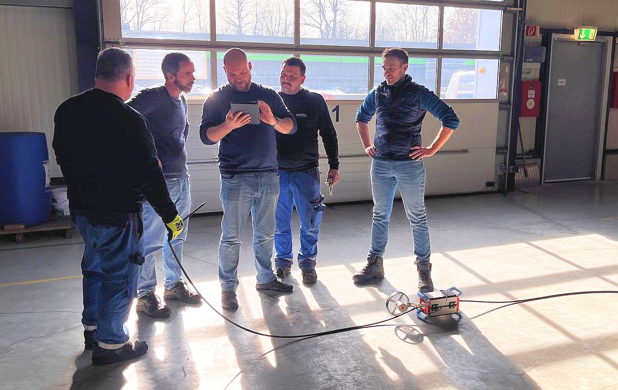 Mitarbeiterschulung bei BANG Kransysteme mit Seilprüfgerät R28
