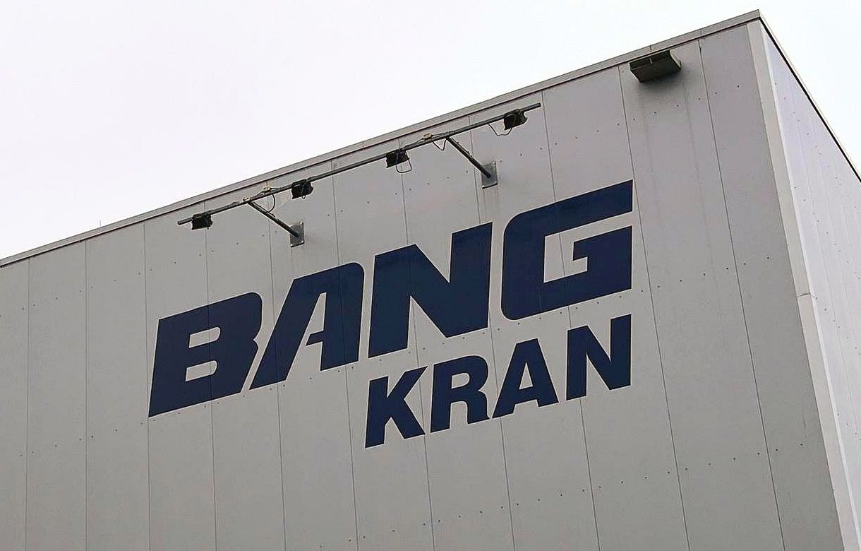 Firmengebäude von BANG Kransysteme mit sichtbarem Logo