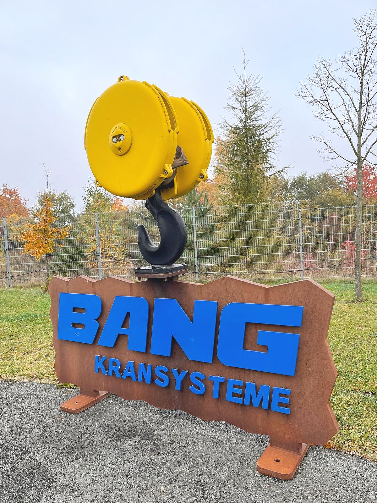 Krankanhänger auf dem Werksgelände mit großem BANG-Schild