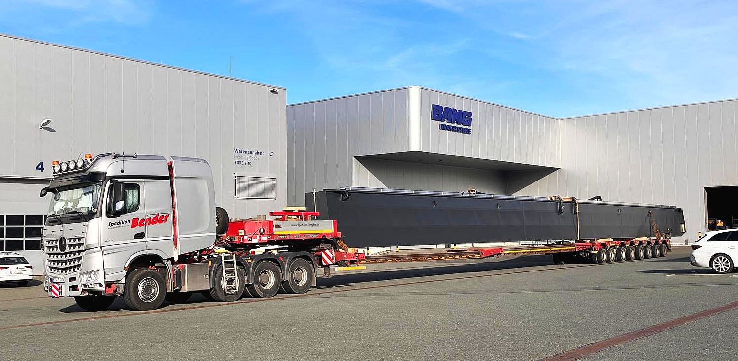 Werkshof mit SKW-Zugmaschine und langem Bauteil bei BANG Kransysteme