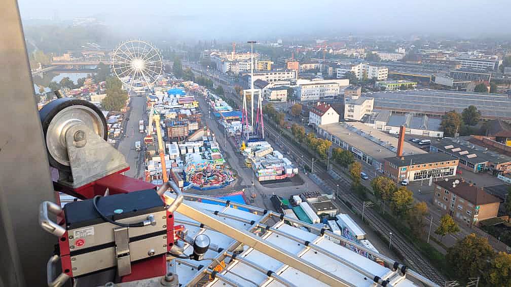 Hubseilprüfung Freizeitpark – Seilprüfgerät im Einsatz ROPESYS Seilprüfgerät bei Hubseilprüfung Freizeitpark, Volksfest im Hintergrund