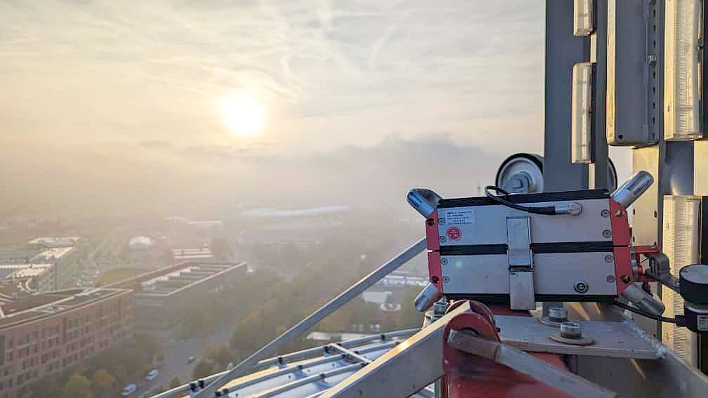 Hubseilprüfung Freizeitpark – Seilprüfgerät im Einsatz ROPESYS Seilprüfgerät im Einsatz bei Hubseilprüfung Freizeitpark mit Sonnenuntergang