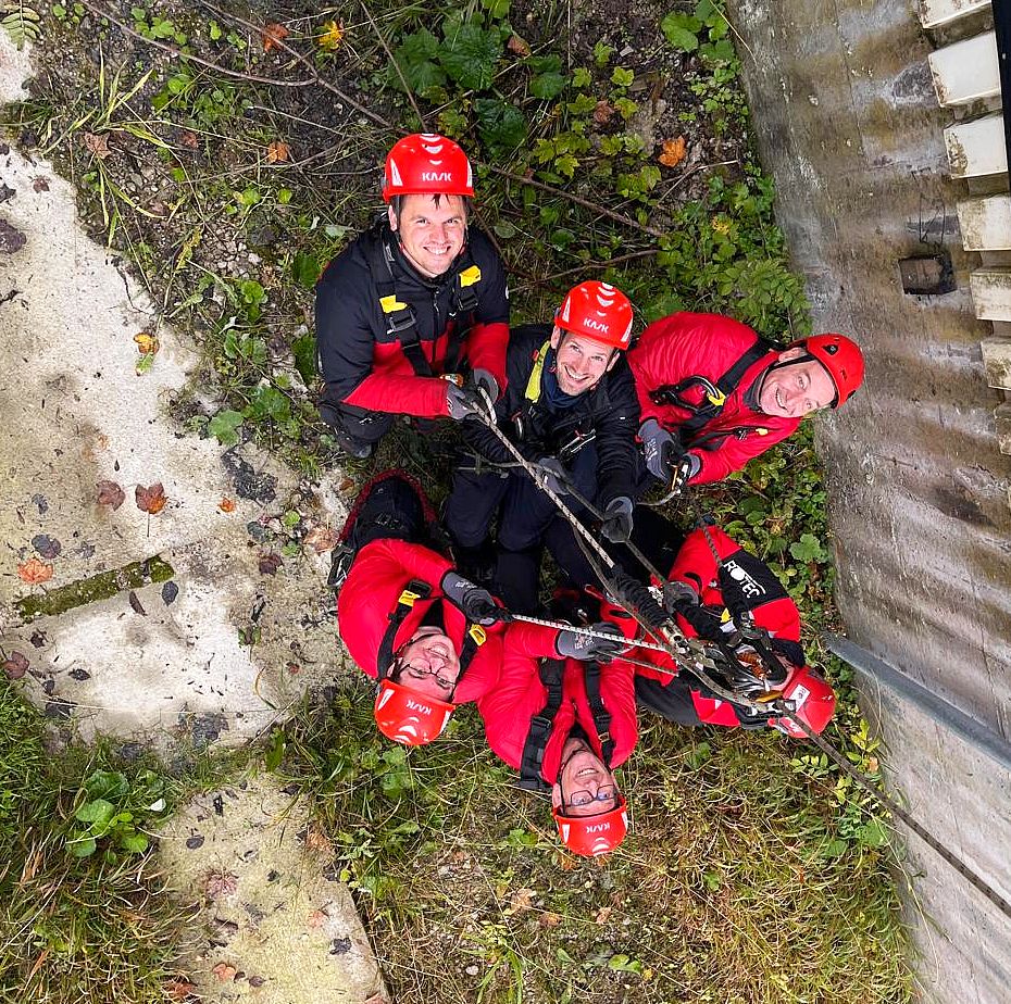 ROTEC-Team hängt gesichert an einem Kranhaken bei der praktischen Rettungsübung, von oben aufgenommen