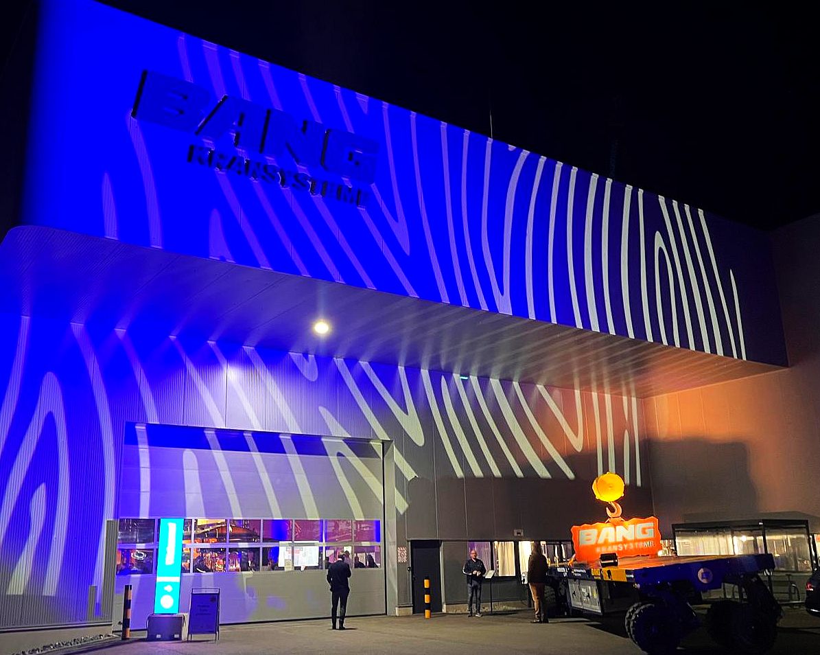 Das BANG Kransysteme Gebäude in der Nacht, blau beleuchtet