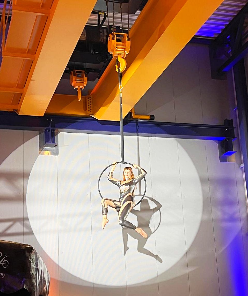 Abendshow mit Akrobatik am Kranhaken