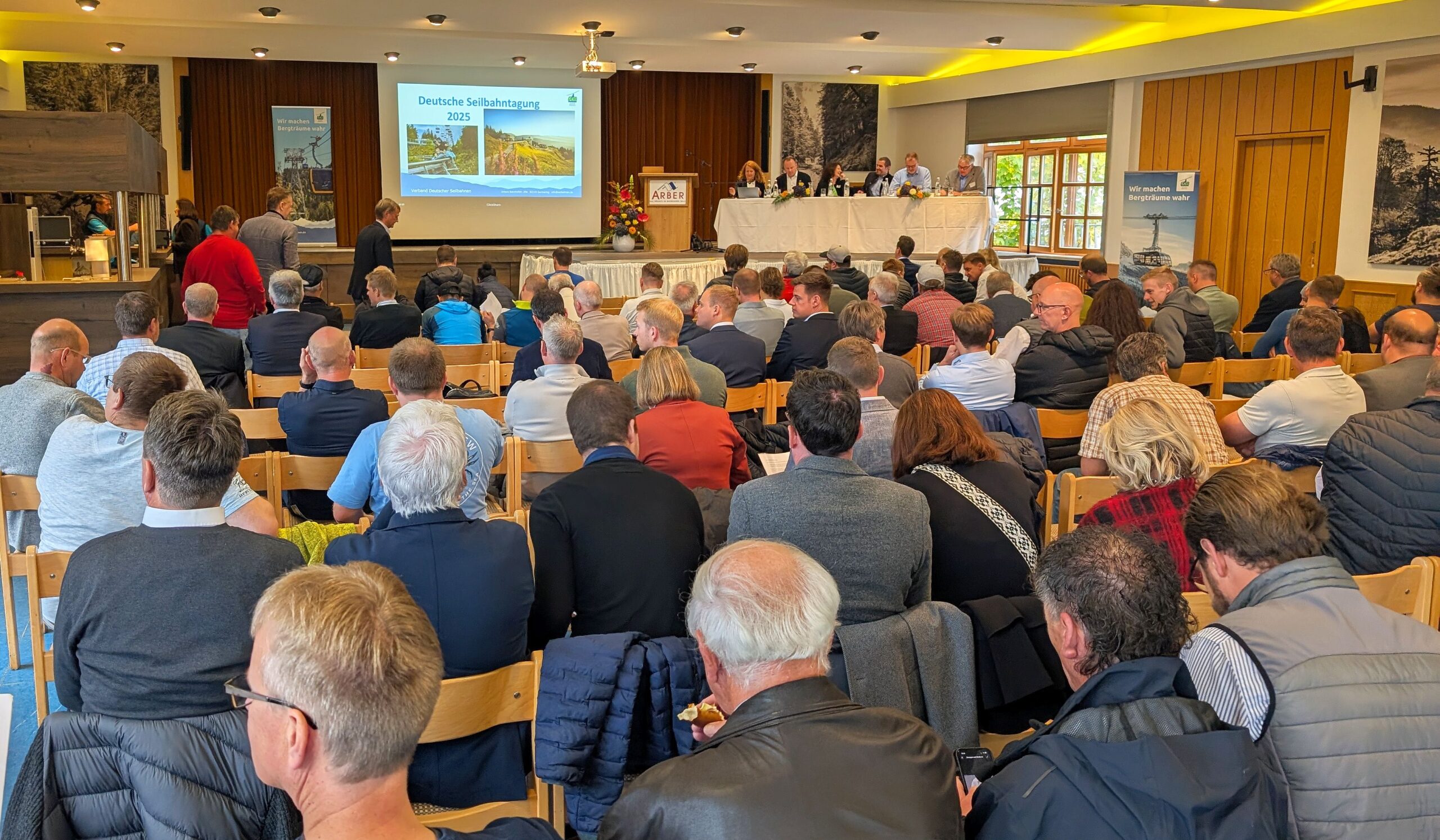 Blick in den Tagungsraum mit Publikum bei der Seilbahn-Jahrestagung 2025