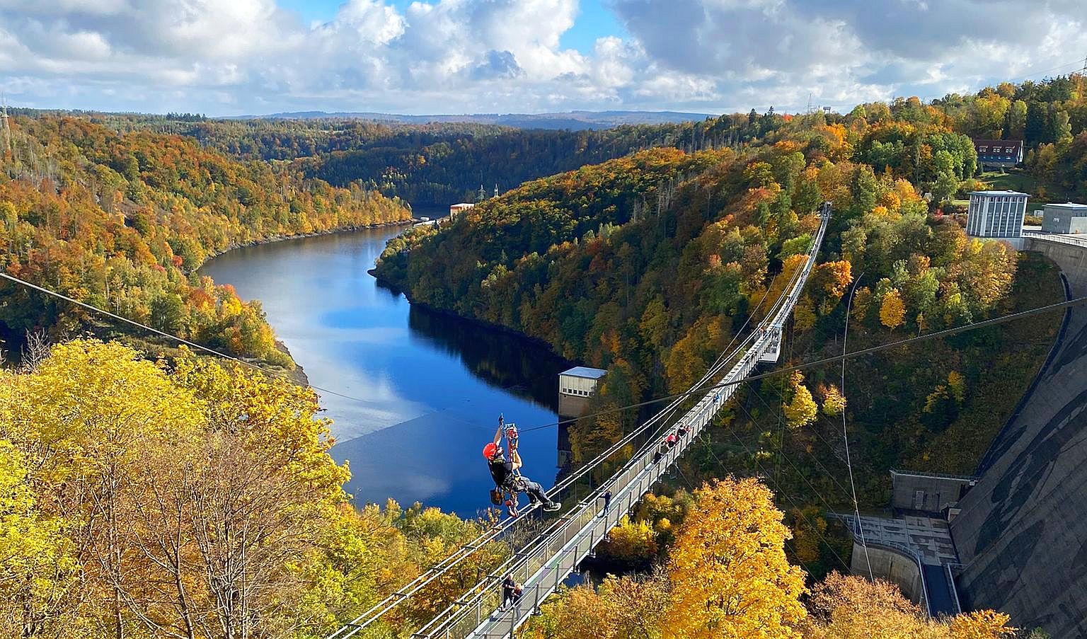 Rope testing technology on the zipline in the Harz Mountains with the ROPESYS measuring system above the Rappbode Valley. <br>