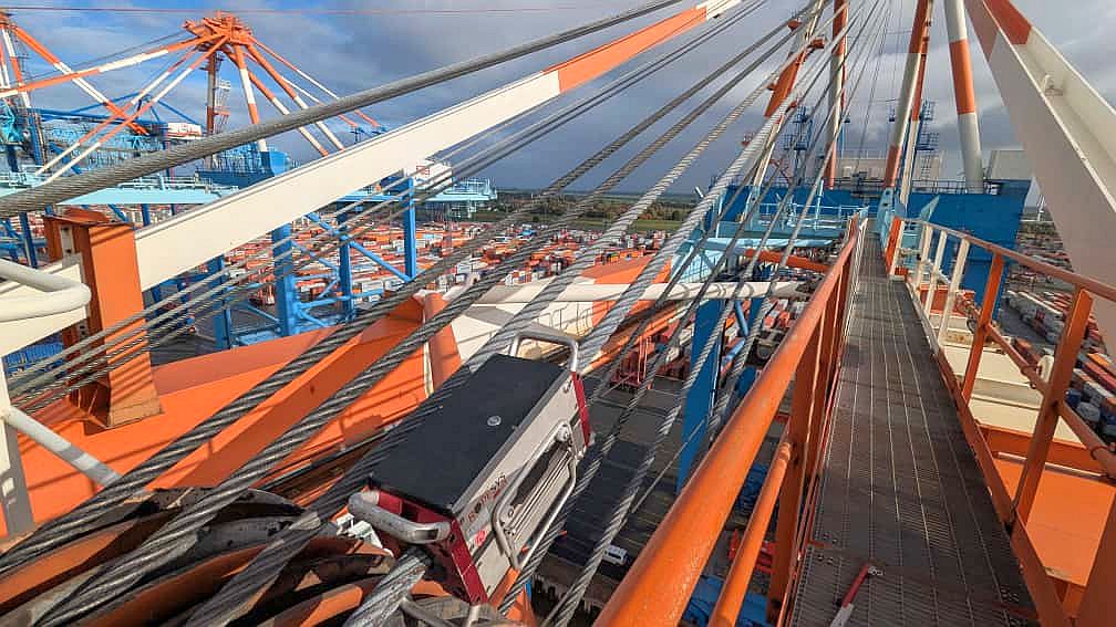 Magnetic inductive rope testing in the harbor <br> Containers and port facilities in the background during magnetic inductive rope testing with a ROPESYS device. <br>
