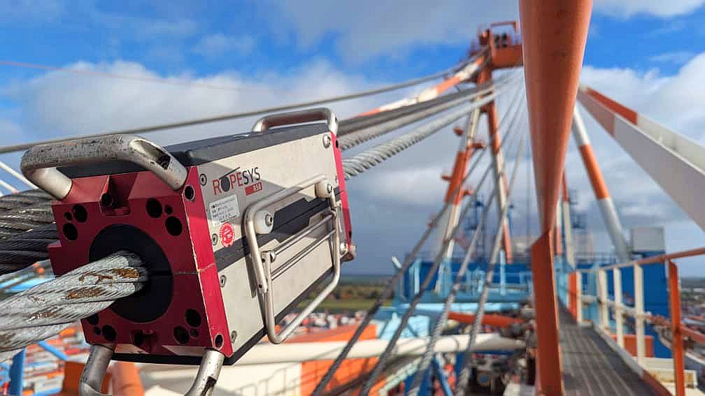 Rope inspection on container cranes with ROPESYS <br> ROPEYS rope testing device in use on a container crane – detailed shot during testing. <br>