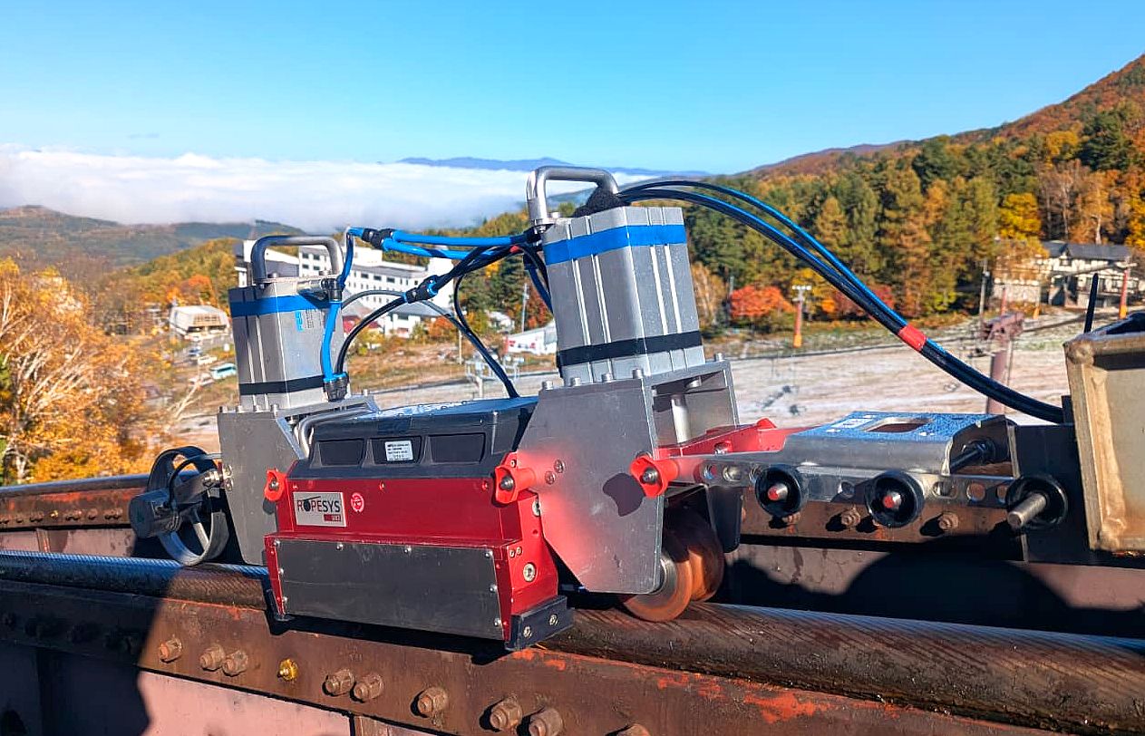 ROPESYS rope testing device mounted on the support cable of a mountain railway in use