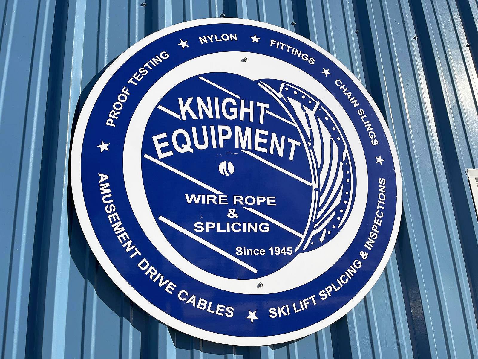 Logo von Knight Equipment in Blau auf weißem Hintergrund