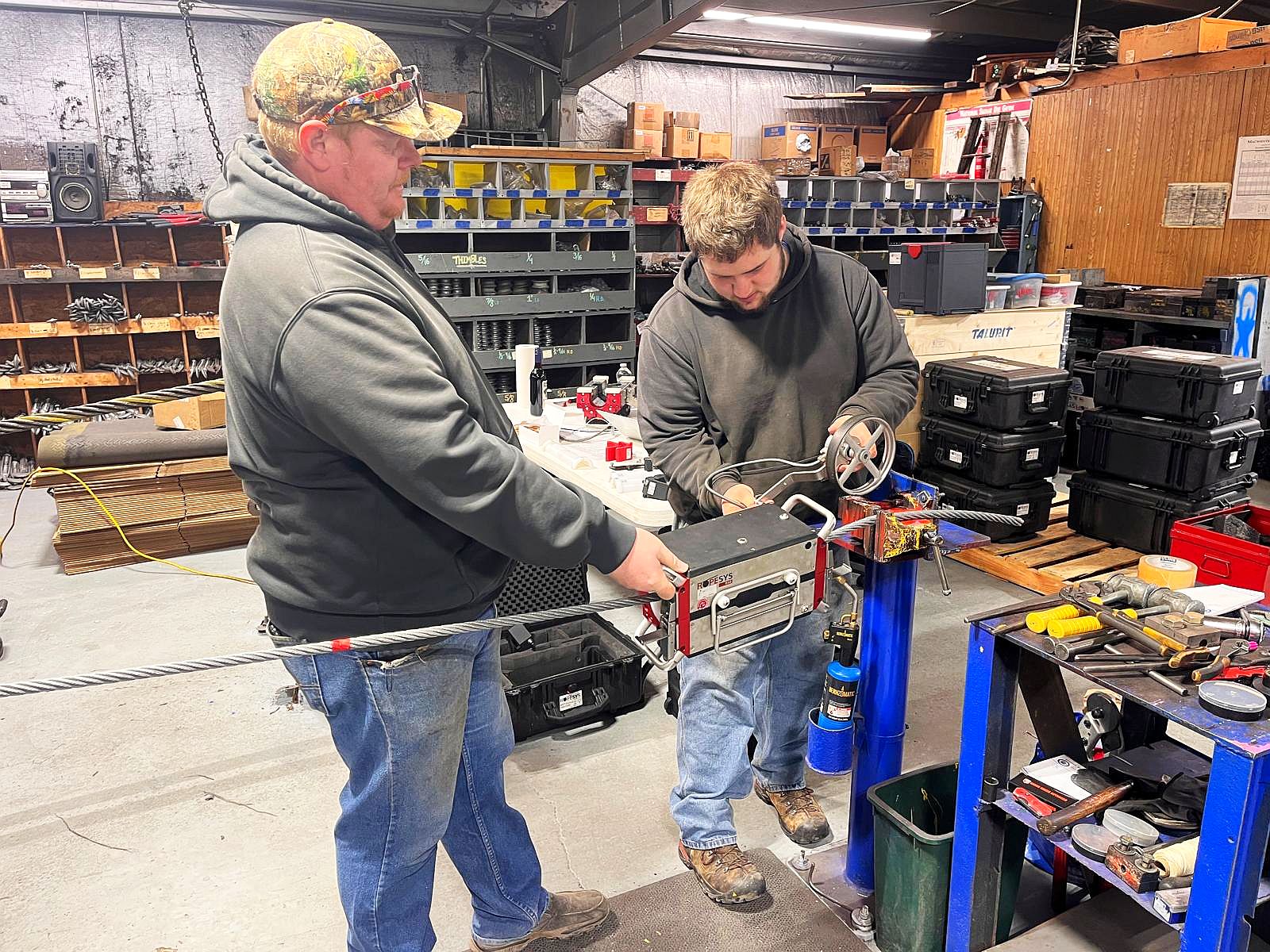 Techniker prüfen Seil mit ROPESYS Gerät in Werkstatt