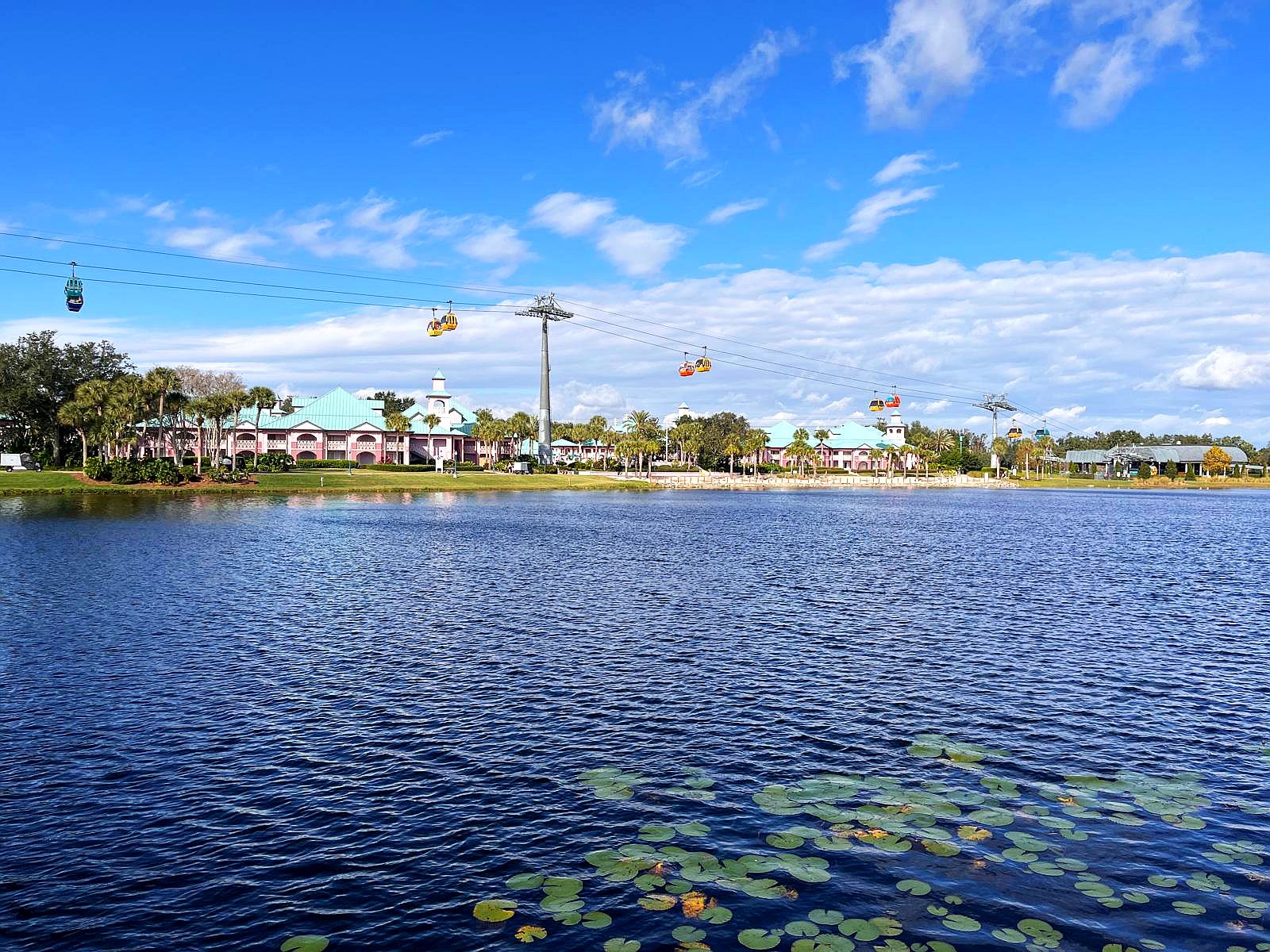 Disney Skyliner Gondeln über Wasserlinie bei Orlando