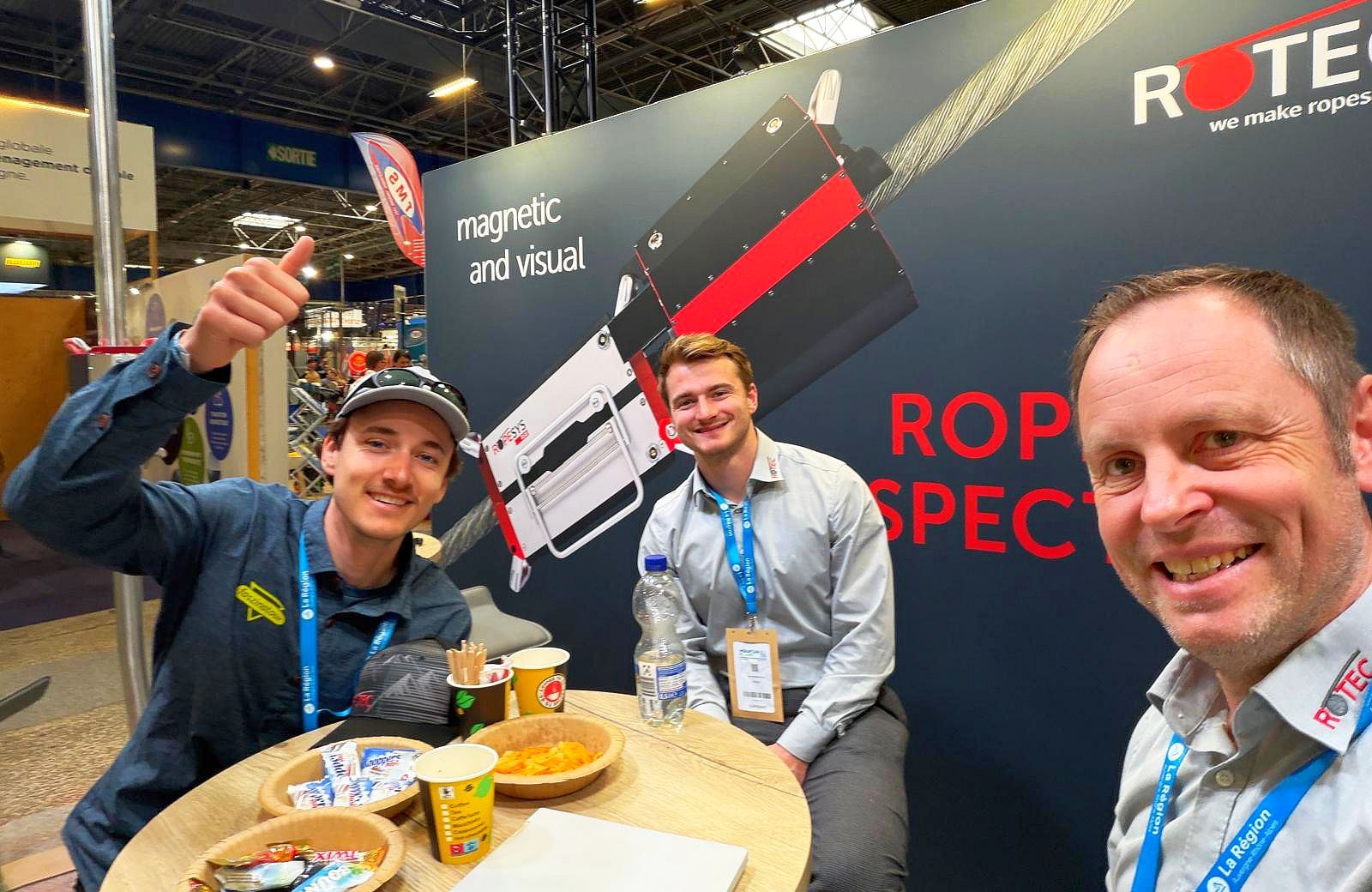 Interessante Gespräche am Messestand mit Besucher – lockerer Austausch auf der Mountain Planet