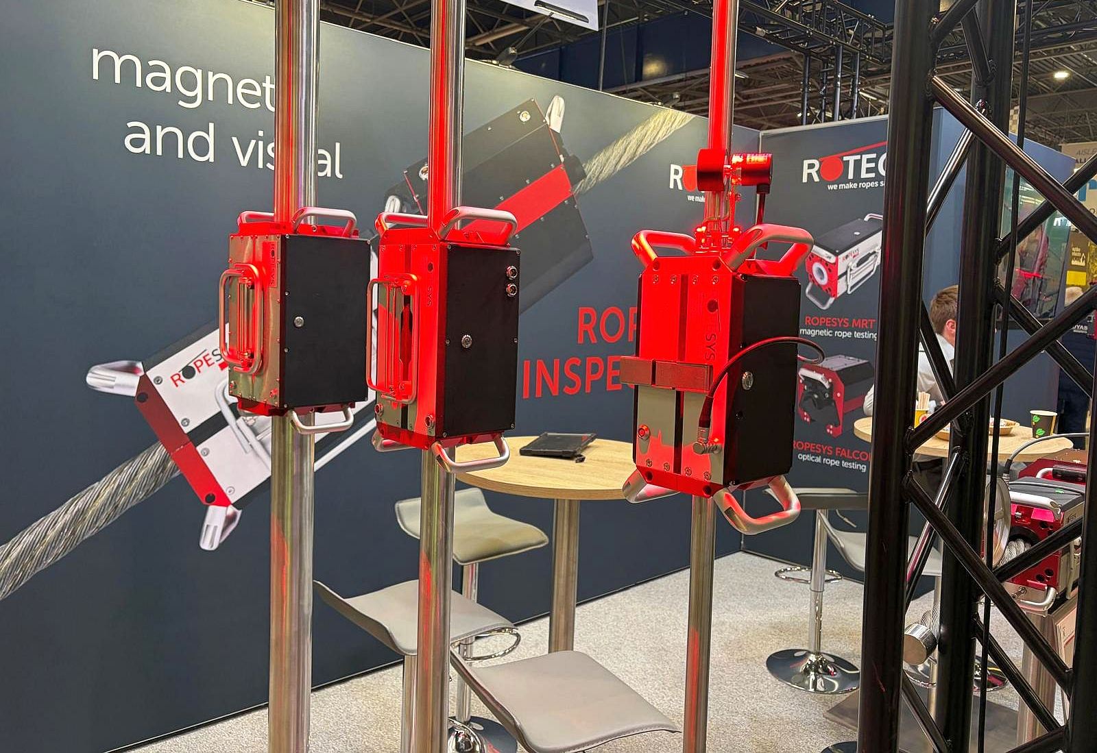 Diverse ROPESYS Seilprüfgeräte am Messestand – Lösungen für moderne Seilprüfung