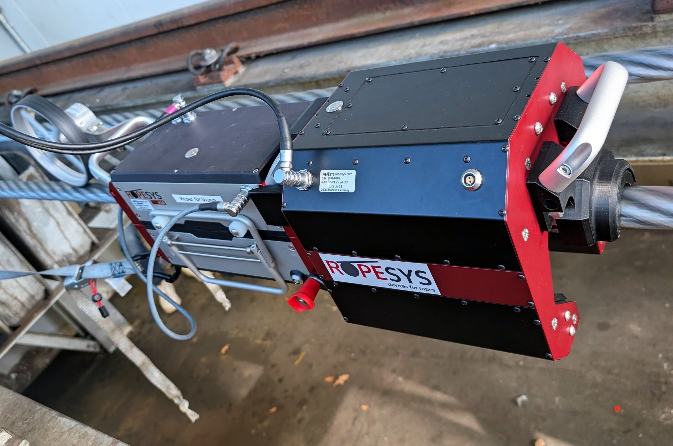 ROPESYS FALCON F58 Kamerasystem mit MRT-Seilprüfgerät bei der Prüfung eines Drahtseils