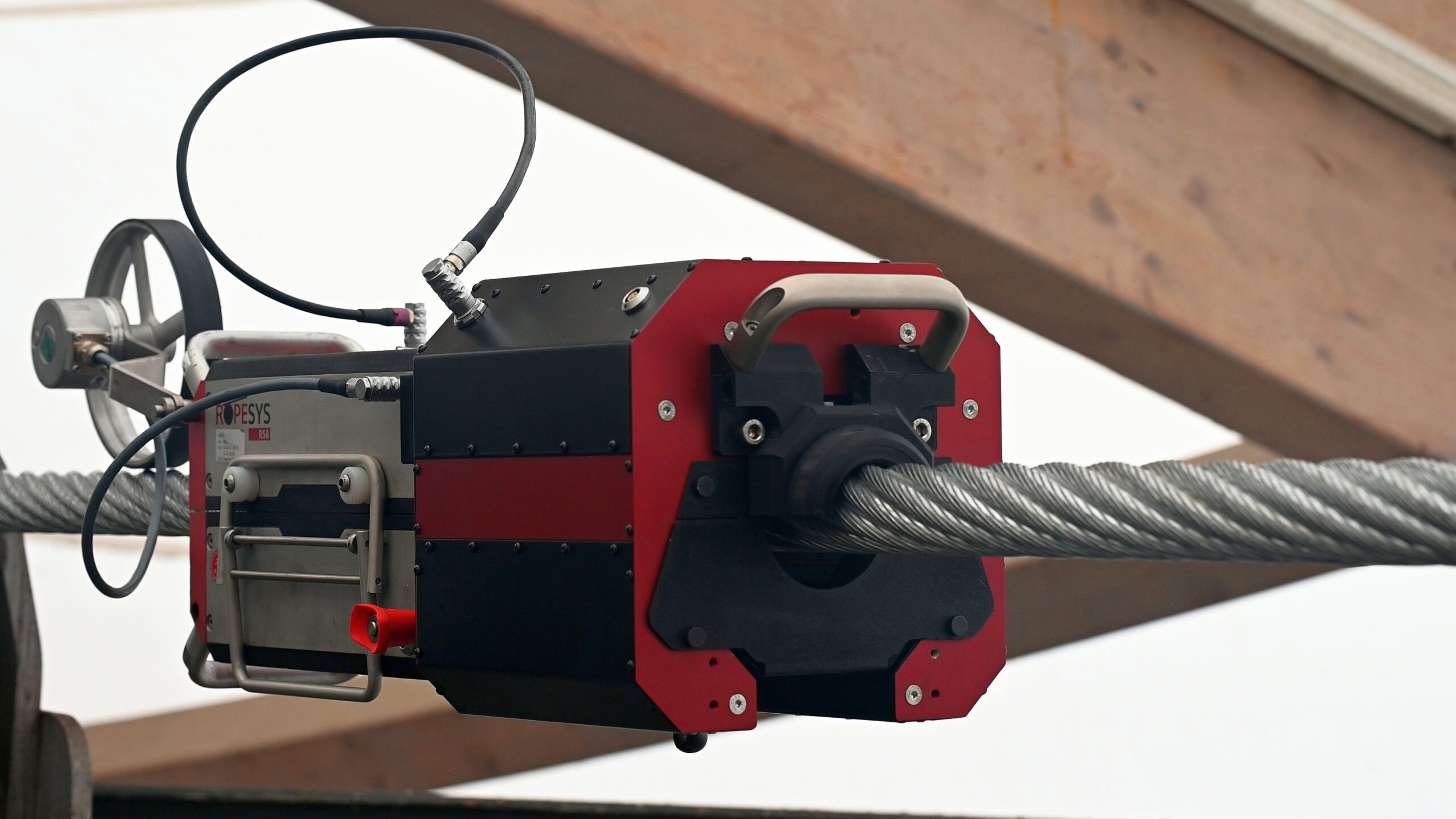 Frontansicht des ROPESYS FALCON F58 Kamerasystems auf einem Drahtseil
