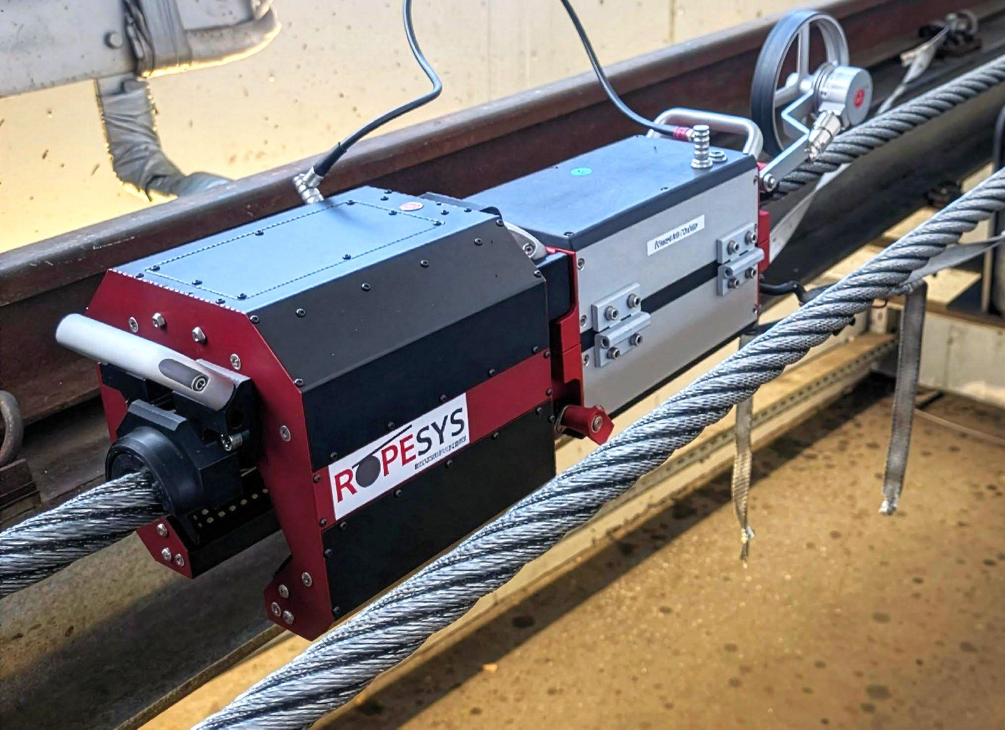 Seitenansicht des ROPESYS FALCON F58 mit MRT-Seilprüfgerät auf einem Drahtseil